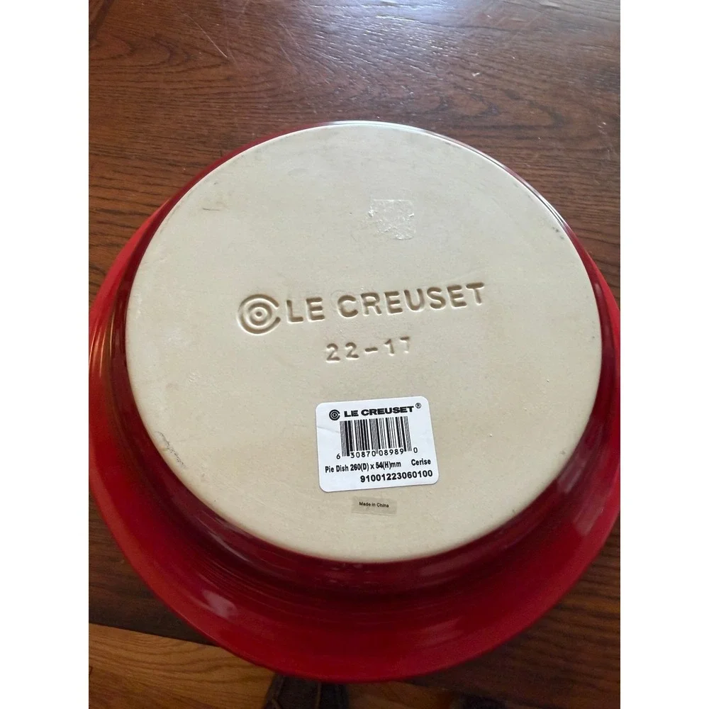 Le Creuset Heritage Stoneware 9-Inch Fluted Pie Dish – Cerise (Cherry Red)
